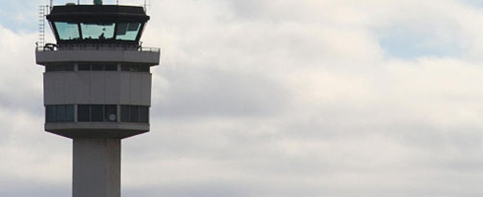 505px-Melbourne_airport_control_tower_and_united_B747.jpg